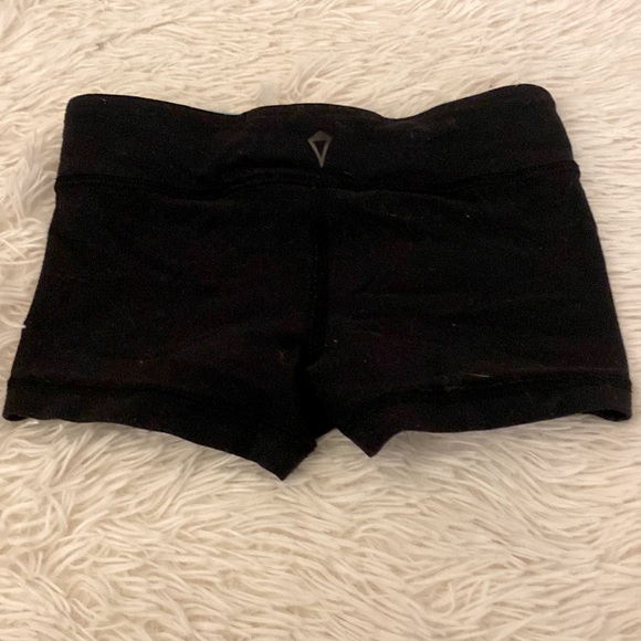 Great condition ivivva butty shorts. Reversible black one side pattern other - Picture 2 of 5